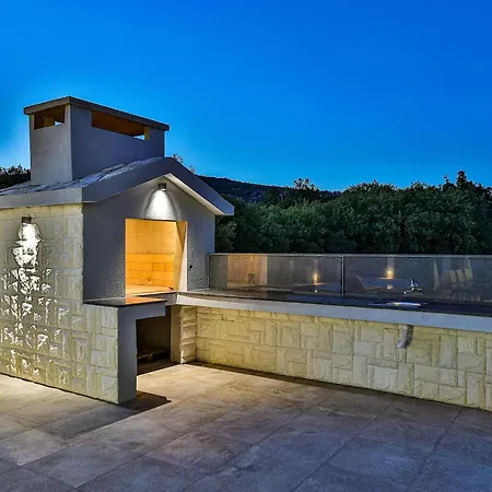 Luxury Villa *